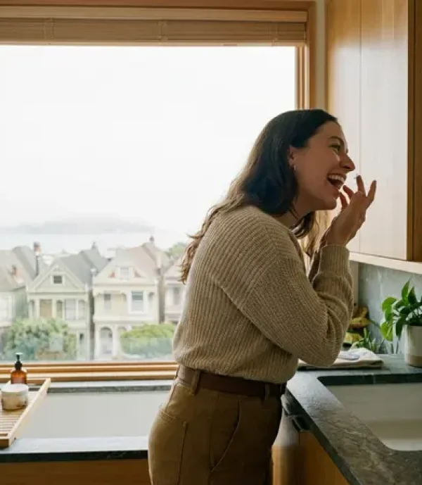 San Francisco professional wearing daily disposable contact lenses for convenience and eye health